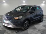 la voiture grise est garée sur le sol en damier d'un garage