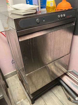 un lave-vaisselle qui trône dans un coin de la cuisine