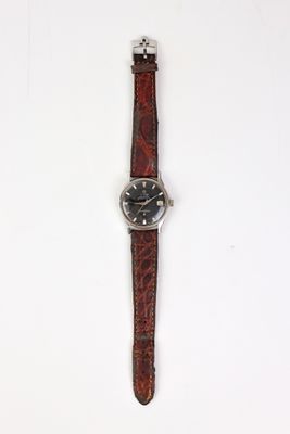 une image d'une montre sur une surface blanche avec un fond blanc