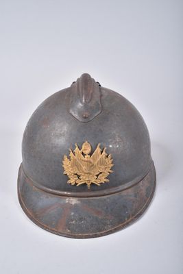 un casque orné d'une feuille d'érable, posé sur une table