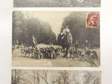 une vieille photo en noir et blanc montrant un groupe de personnes à cheval