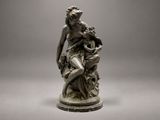 statue d'une femme tenant un enfant dans ses bras
