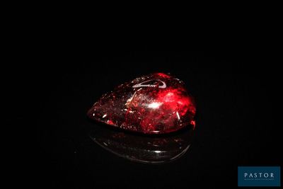 gros plan d'un diamant rouge sur une surface noire