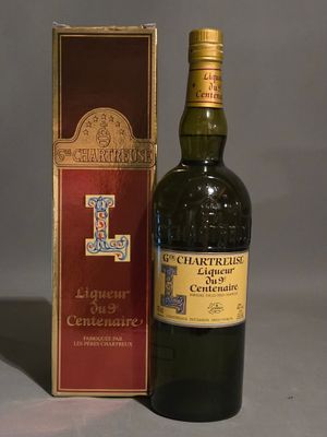 une bouteille de vin à côté d'une boîte sur une table
