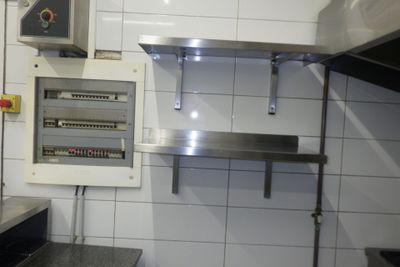 une image d'une cuisine commerciale avec des appareils en acier inoxydable