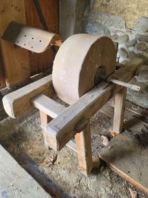 une machine posée sur une table dans une pièce