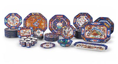 une image représentant un ensemble d'assiettes et de bols posés sur une surface blanche