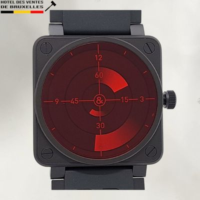 une montre noire avec un cadran rouge