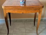 une petite table sur laquelle est posé un vase