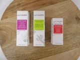 deux tubes de crème posés l'un à côté de l'autre sur une table en bois