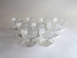 un grand nombre de verres posés sur une table
