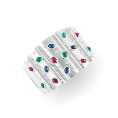 un gros plan d'une bague multicolore posée sur une surface blanche