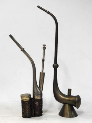 deux pipes posées l'une à côté de l'autre sur une table