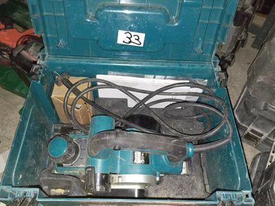 une boîte à outils bleue avec des outils à l'intérieur