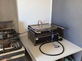 un poêle et une plaque de cuisson dans une petite pièce