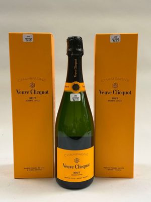 une bouteille de champagne à côté d'un carton de vin