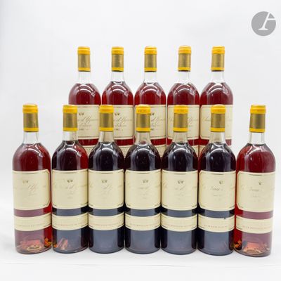 six bouteilles de vin sont alignées sur une surface blanche
