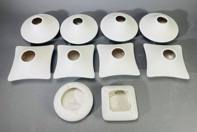 neuf pièces de porcelaine blanche percées de trous