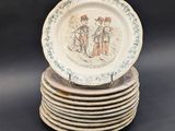 plusieurs assiettes empilées sur une table
