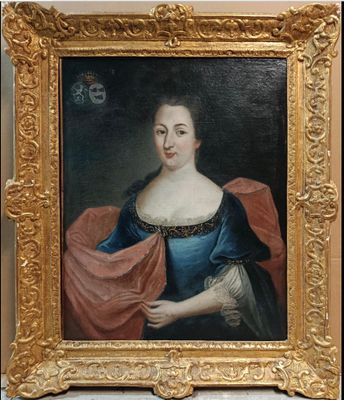 portrait d'une femme en robe bleue tenant un châle rose