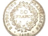 un gros plan d'une pièce de monnaie ornée d'une couronne