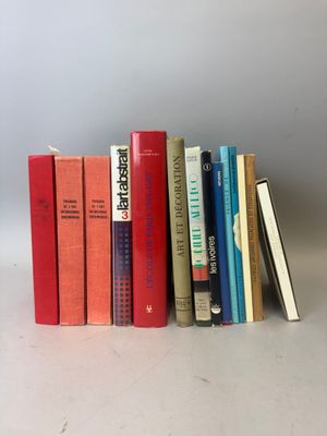plusieurs livres sont empilés sur une table
