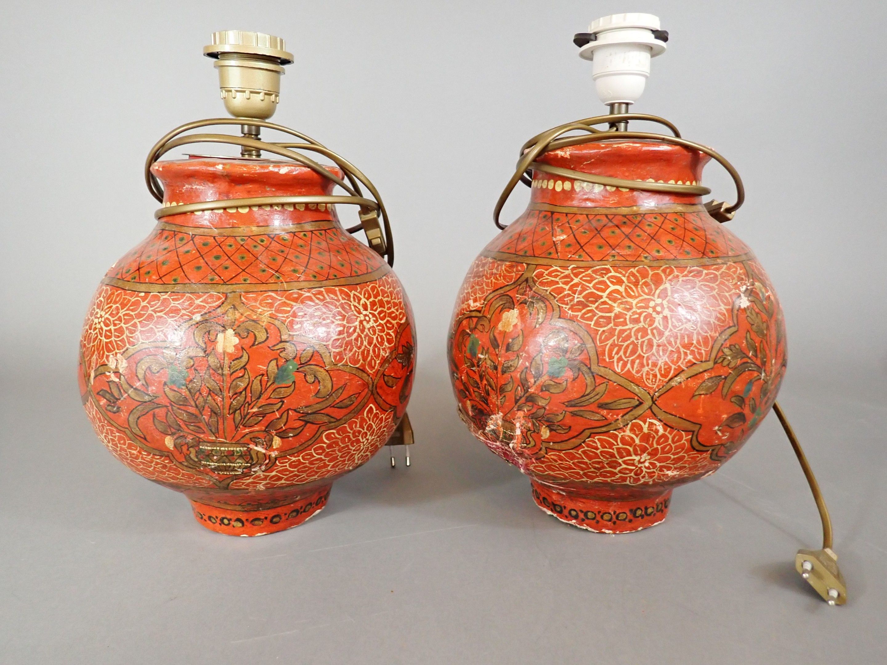 Belle Paire de pots à poser en papier mâché laqué polychrome…