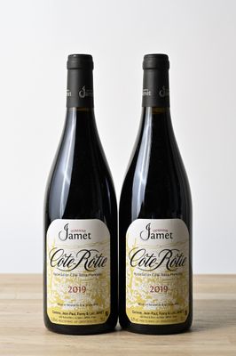 deux bouteilles de vin posées sur une table en bois