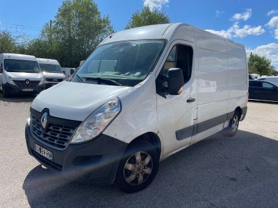 une camionnette blanche garée dans un parking à côté d'autres voitures