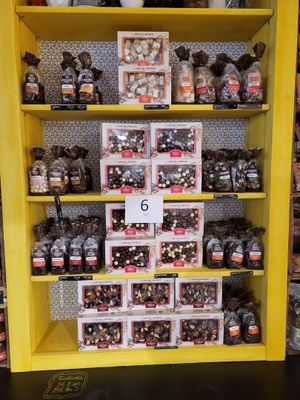 une étagère jaune remplie d'une grande variété de chocolats