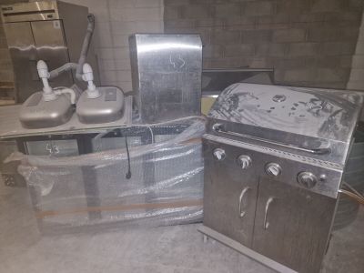 une image d'une cuisine avec une cuisinière et un évier