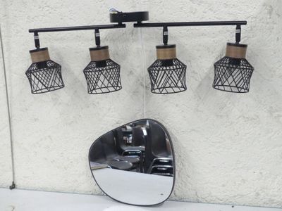 un miroir accroché au mur à côté d'un miroir