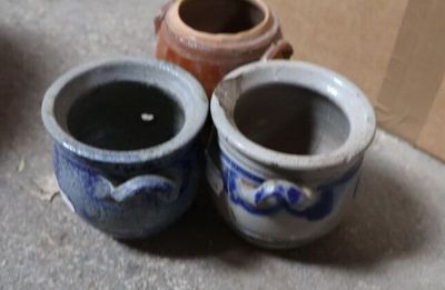 deux vases bleus et blancs posés par terre l'un à côté de l'autre