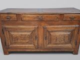 une vieille armoire en bois avec deux tiroirs et deux portes