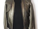 un gros plan sur une veste en cuir portée par un mannequin, un mannequin, un mannequin, un mannequin, un mannequin, un mannequin, un mannequin, un mannequin, un mannequin, un mannequin, un mannequin, un mannequin, un mannequin, un mannequin, un mannequin, un mannequin, un mannequin, un mannequin, un mannequin, un mannequin, un mannequin, un mannequin, un mannequin, un mannequin, un mannequin, un mannequin, un mannequin, un mannequin, un mannequin, un mannequin, un mannequin, un mannequin, un manne
