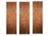 On voit trois portes en bois sur un fond blanc