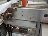 l'image d'une machine qui travaille sur une feuille de papier
