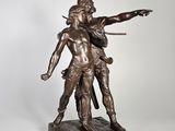 statue en bronze représentant un homme et une femme, posée sur un socle en marbre