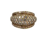 gros plan d'une bague en or avec des diamants sur fond blanc