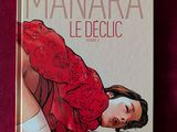 Sur la couverture du livre « Manara le Decic », celui-ci est allongé sur un tissu rouge.