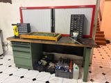 un établi avec de nombreux outils