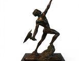 statue en bronze représentant un homme tenant un oiseau sur un rocher