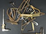 un grand nombre d'outils posés sur une table