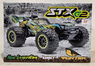une boîte contenant un monster truck miniature, posée sur une table