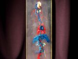 une boîte en verre décorée d'une peinture, posée sur une table