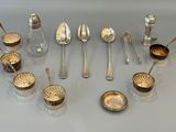 beaucoup de cuillères et de couverts en argent sur la table