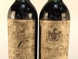 deux bouteilles de vin posées l'une à côté de l'autre sur une surface blanche