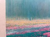 une photo d'un tableau représentant un champ de fleurs sous la pluie