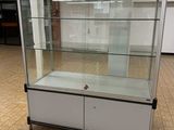 une vitrine en verre au milieu d'une pièce