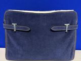 une photo d'un sac à main bleu posé sur une table